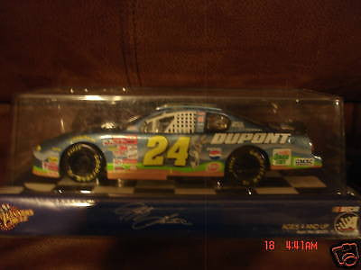 JEFF GORDON 2001 WINNER'S CIRCLE DIE-CAST #24 LOONEY TUNES METTALIC DUPONT CAR